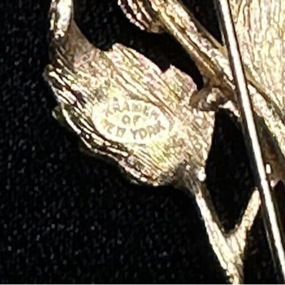 KRAMER OF NEW YORK FLOWER ROSE PIN BROOCH VINTAGE WHITE ENAMEL RHINESTONE SIGNED - Picture 6 of 7